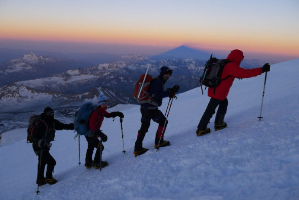 23-AW-elbrus-4-climbers-dawn